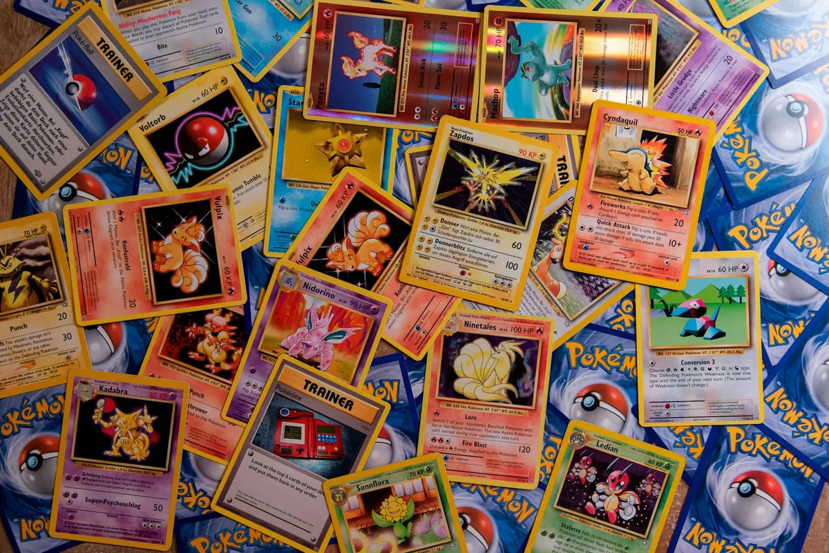 Nhiều lá bài Pokémon đời đầu trải trên mặt bàn