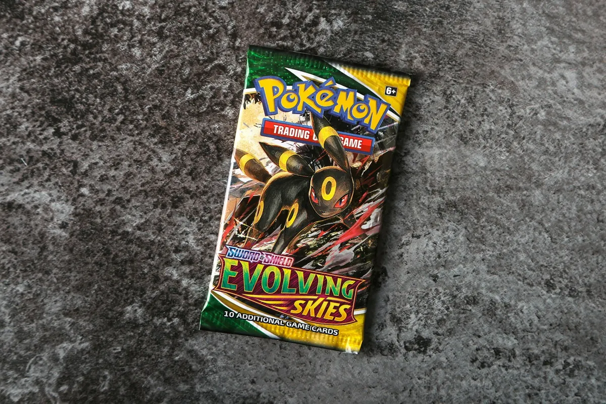 Một booster pack Pokémon Evolving Skies đặt trên mặt đá