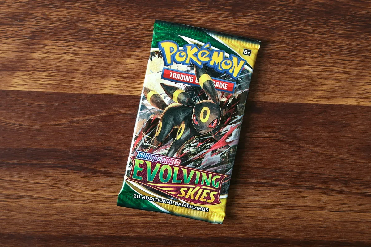 Một booster pack Pokémon Evolving Skies đặt trên mặt bàn gỗ