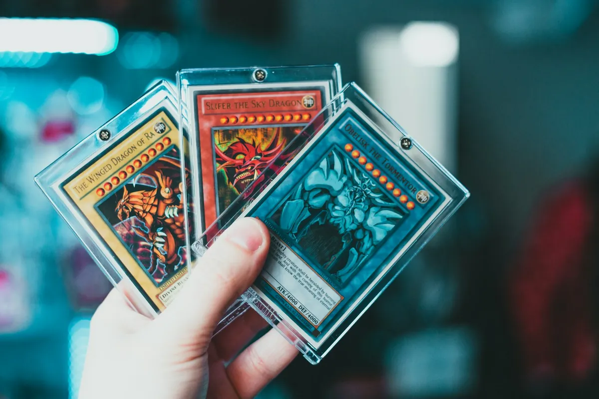 Tay cầm ba lá Yu-Gi-Oh! đặt trong toploader nhựa cứng